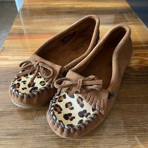 Minnetonka cheetah leopard leather flats size 7